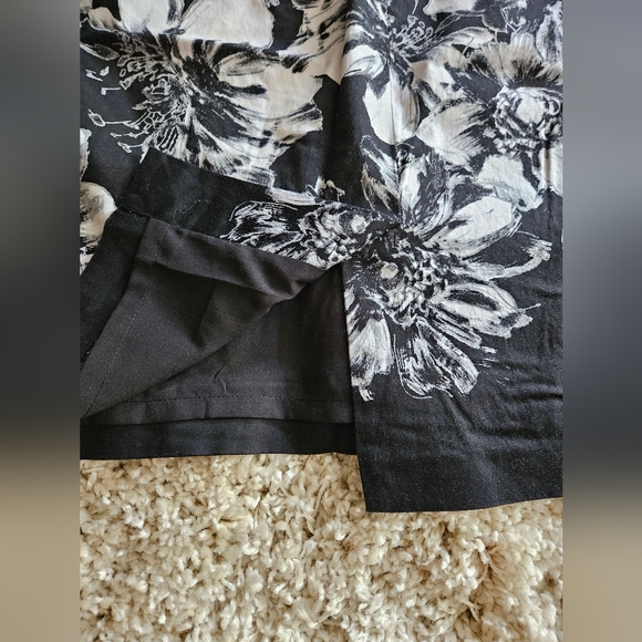 Ann Taylor Women's Floral Black and White Midi Lined Skirt Size 8P - Picture 4 of 4